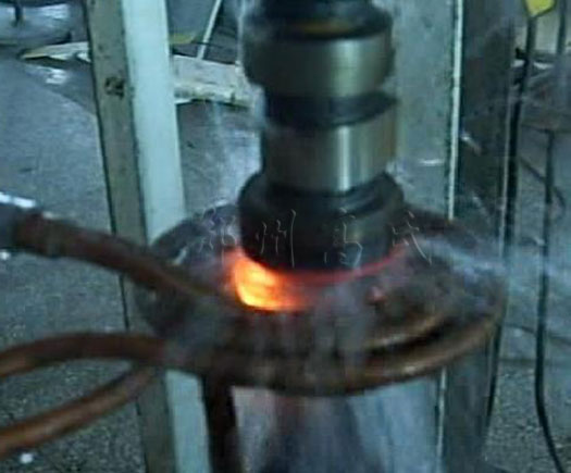 高頻淬火爐對連桿進行淬火熱處理 高頻淬火爐對連桿進行淬火熱處理